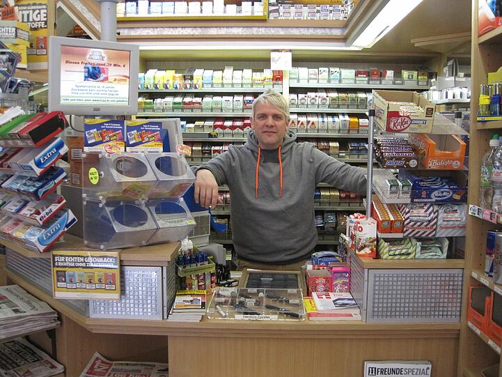 Andreas Weidgans in seinem Geschäft in der Winthirstraße.