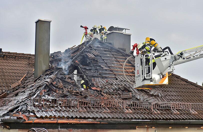 75 Feuerwehrleute kämpften stundenlang gegen das Feuer - die Bilder vom Einsatz.