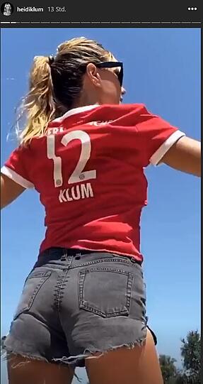 Heidi zeigt stolz ihr Bayern-Tikot mit dem Namen "Klum".