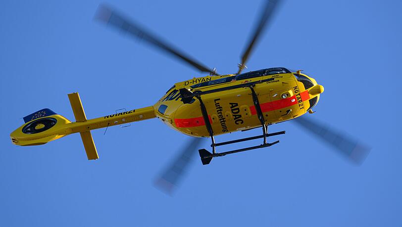 Laut einer Polizeisprecherin brachte ein Rettungshubschrauber den Mann ins Krankenhaus. (Symbolbild)
