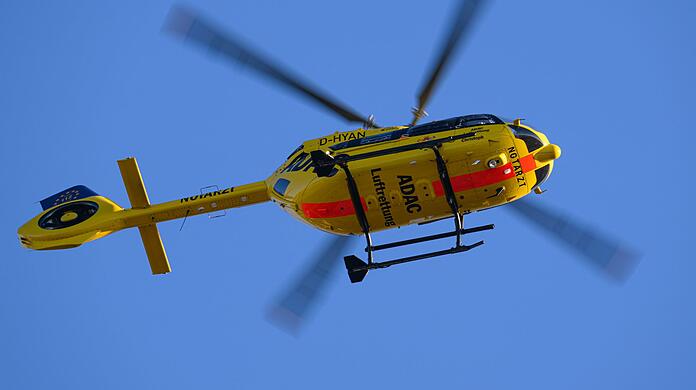 Laut einer Polizeisprecherin brachte ein Rettungshubschrauber den Mann ins Krankenhaus. (Symbolbild)