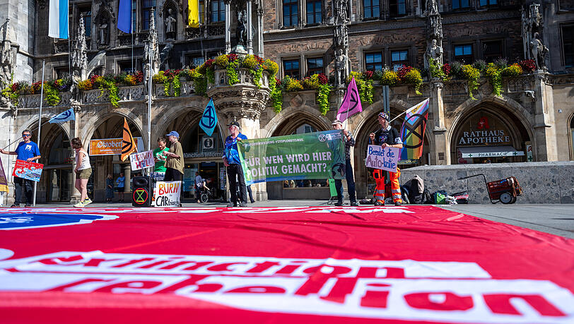 Etwa 15 Aktivisten der Umweltorganisation "Extinction Rebellion" demonstrieren am Donnerstag auf dem Marienplatz vor dem Rathaus gegen die in der kommenden Woche startende IAA.
