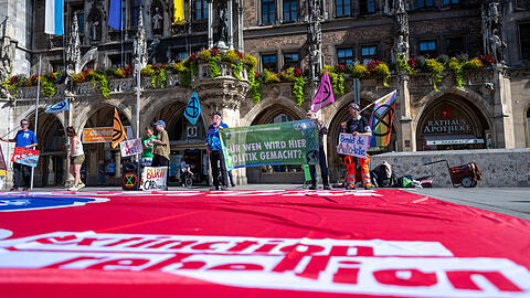 Etwa 15 Aktivisten der Umweltorganisation "Extinction Rebellion" demonstrieren am Donnerstag auf dem Marienplatz vor dem Rathaus gegen die in der kommenden Woche startende IAA.
