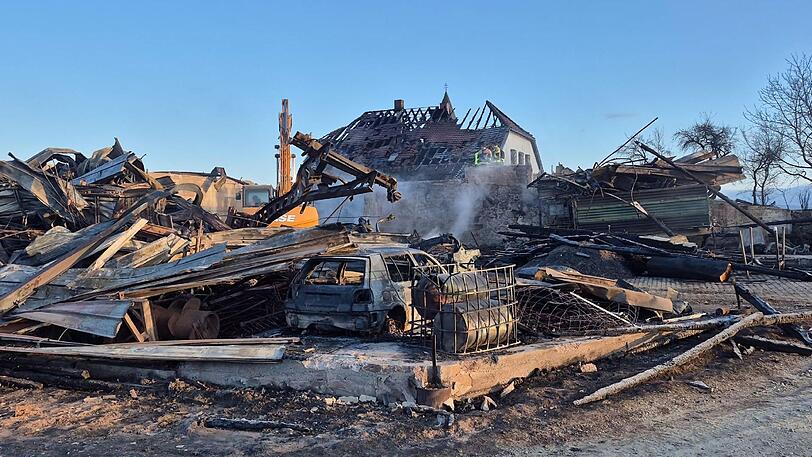 Mehrere Hofgeb&auml;ude standen in Flammen, der Schaden ist immens.