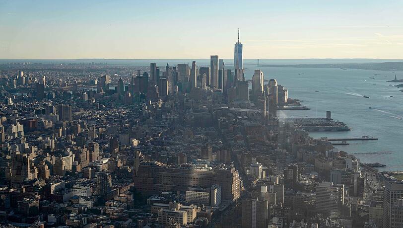Die New Yorker Feuerwehr k&auml;mpft gegen einen Brand in einem Hochhaus in der Bronx. (Illustration)