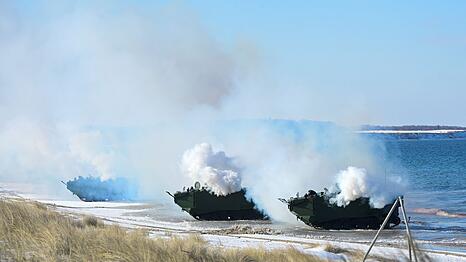 Nach den Tauchern kommen Spezialkr&auml;fte auf Schnellbooten an.