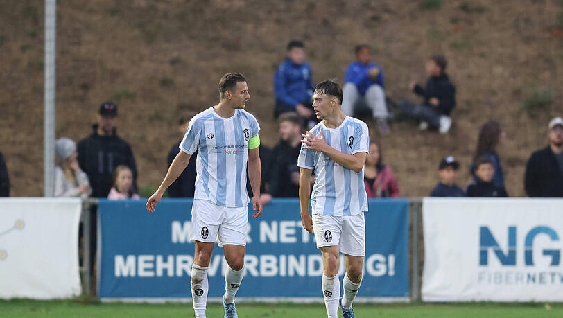 Traf f&uuml;r den TSV 1860 zum zwischenzeitlichen 1:0: Emre Erdogan, hier mit Kapit&auml;n Dennis Dressel.
