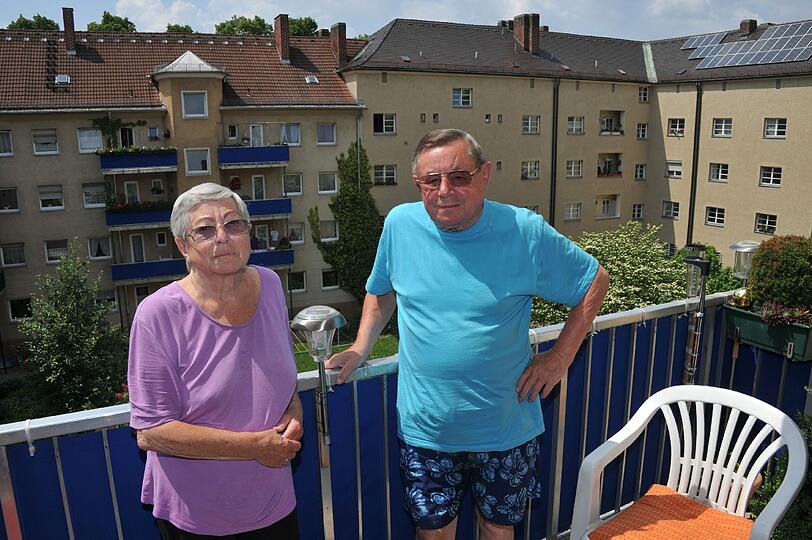 Ein grüner Innenhof mitten in Neuhausen: Hier sind Irene und Franz Schuder zuhause. Zu gerne wüssten sie, was auf sie zukommt &ndash; jetzt, wo die Anlage verkauft wird.