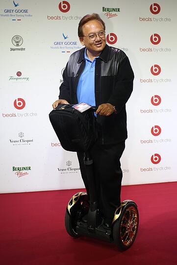Der Chef von des Elektronikherstellers Monster Cable, Noel Lee, fährt am Montag (03.09.2012) vor dem Club Spindler und Klatt in Berlin mit einem Segway über den roten Teppich.