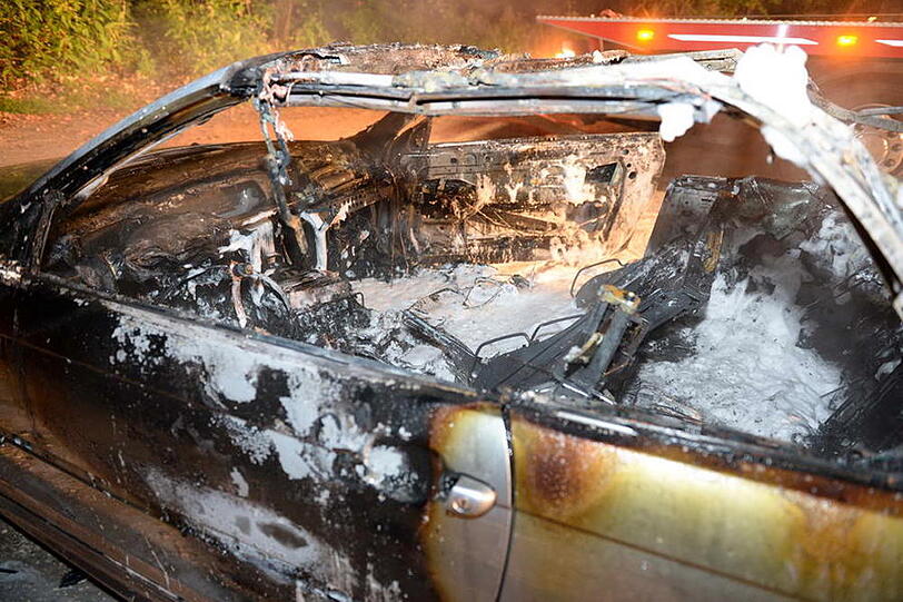 Auf der B 306 bei Siegsdorf brannte ein BMW-Cabrio völlig aus. Der Fahrer konnte sich in letzter Sekunde retten. Die Bilder vom Feuerwehreinsatz.