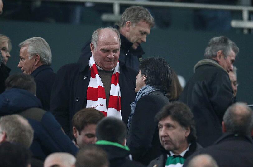 Münchens Präsident Uli Hoeneß im Gespräch mit Joachim Löw.