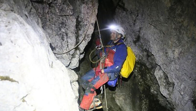 Ein Mitglied der Bergwacht seilt sich am 08.06.2014 am Untersberg in die Riesending-Schachthöhle ab.
