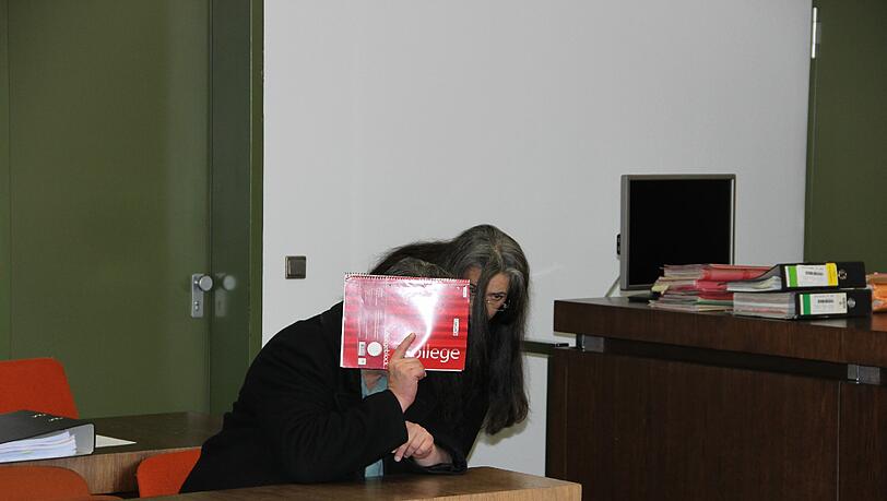 Kamerascheu: Wolfgang W. vor dem Prozess im Gespräch mit seiner Anwältin Eva Loy-Birzer. Kamerascheu: Wolfgang W. vor dem Prozess im Gespräch mit seiner Anwältin Eva Loy-Birzer.