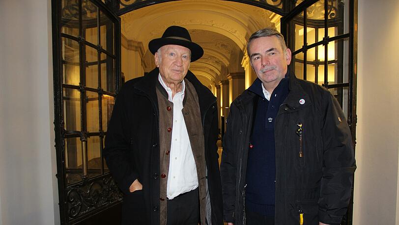 Im Justizpalast: Gerhard Fleischner (l.) bekommt Unterstützung von Justizopfer Gustl Mollath.