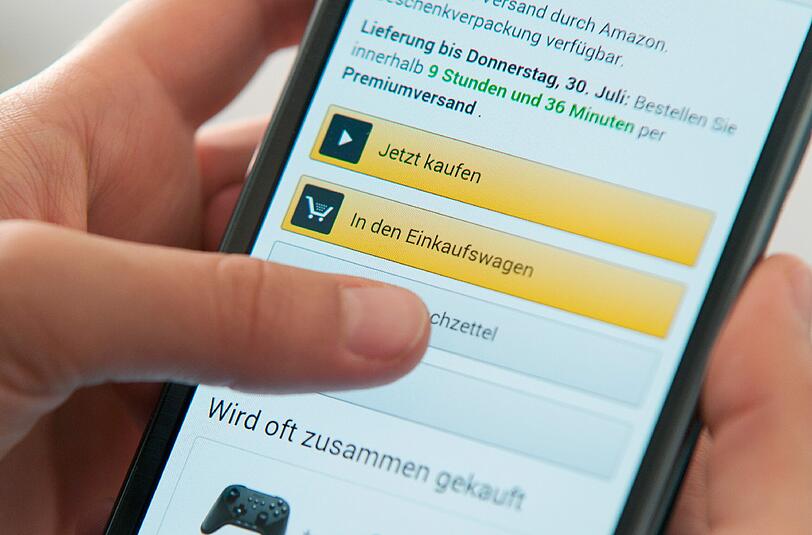 Mehr als ein Drittel der Online-Shopper benutzten 2015 mindestens einmal monatlich ihr Smartphone für Bestellungen. Foto: Sebastian Gollnow