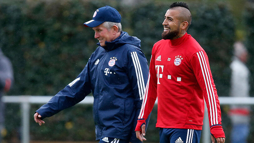 Mit Humor geht vieles leichter: Bayern-Trainer Jupp Heynckes und Mittelfeldspieler Arturo Vidal.