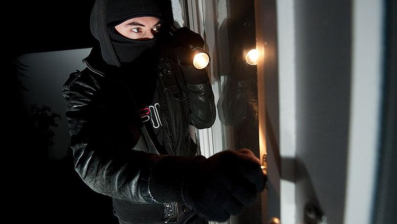 Der Spanner erschreckte die Frau mitten in der Nacht. (Symbolbild) Der Spanner erschreckte die Frau mitten in der Nacht. (Symbolbild)