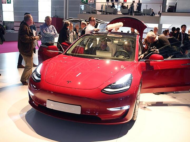 In den drei Monaten bis Ende Juni entfiel der Großteil des Geschäfts mit 77.550 Auslieferungen wie erwartet auf Teslas Hoffnungsträger Model 3.