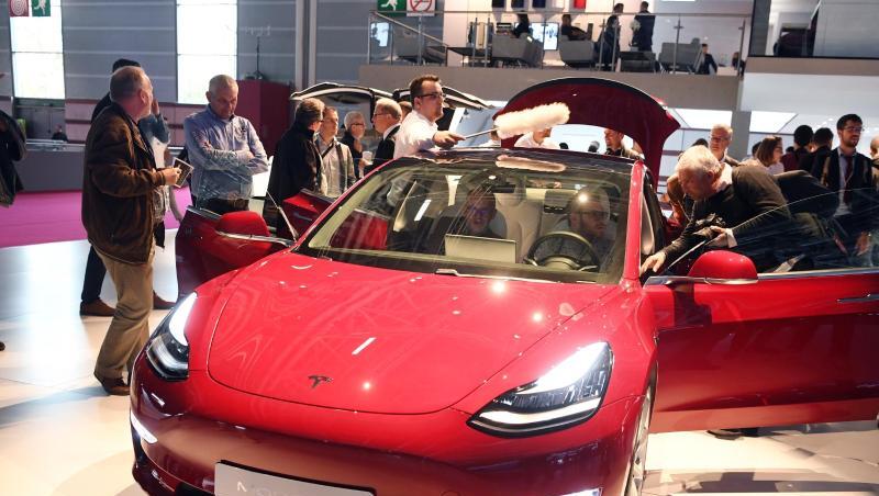 In den drei Monaten bis Ende Juni entfiel der Großteil des Geschäfts mit 77.550 Auslieferungen wie erwartet auf Teslas Hoffnungsträger Model 3. In den drei Monaten bis Ende Juni entfiel der Großteil des Geschäfts mit 77.550 Auslieferungen wie erwartet auf Teslas Hoffnungsträger Model 3.