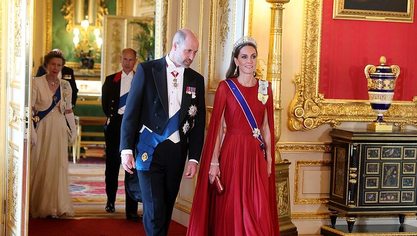 Ein gar königlicher Auftritt: Prinzessin Kate und Prinz William beim Staatsbankett zu Ehren der Macrons.