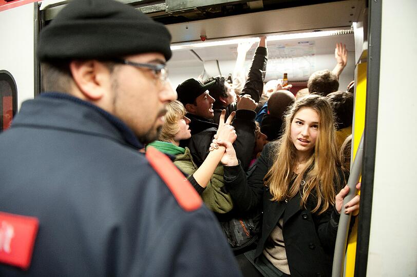 Bei dem über Facebook organisierten "Abschiedstrinken" in der Münchner S-Bahn haben rund 2.000 Menschen beim Feiern für erhebliche Sachbeschädigungen gesorgt.