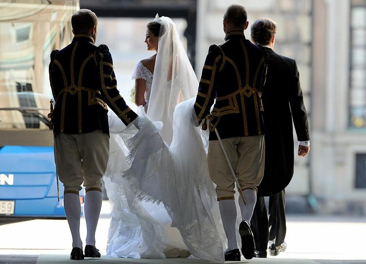 Die Braut im Spitzen-Kleid und der Bräutigam zu Tränen gerührt: Die schwedische Prinzessin Madeleine und der New Yorker Banker Chris O'Neill haben in Stockholm geheiratet. Die Bilder!