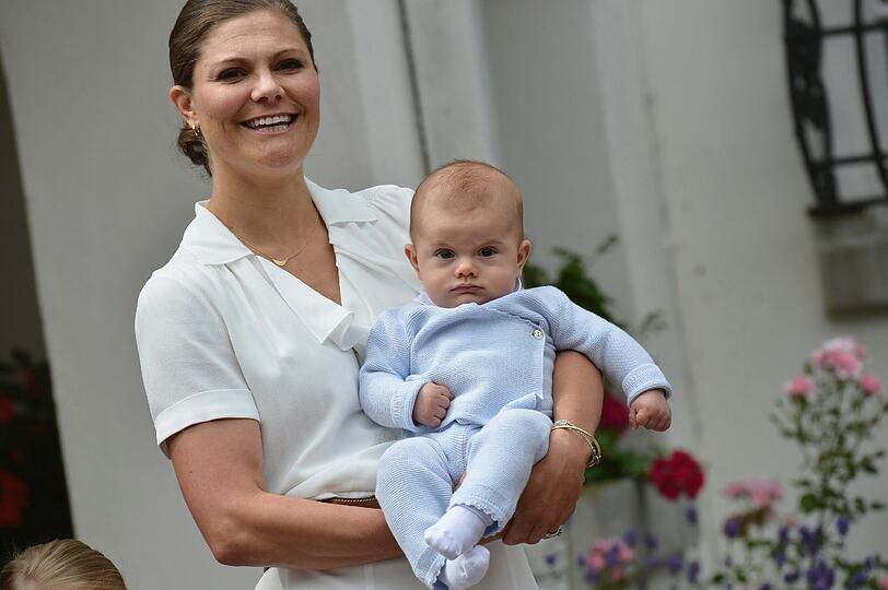 Die Gratulanten auf Öland bekamen das Nesthäkchen der Royals zu sehen: den vier Monate alten Prinz Oscar.