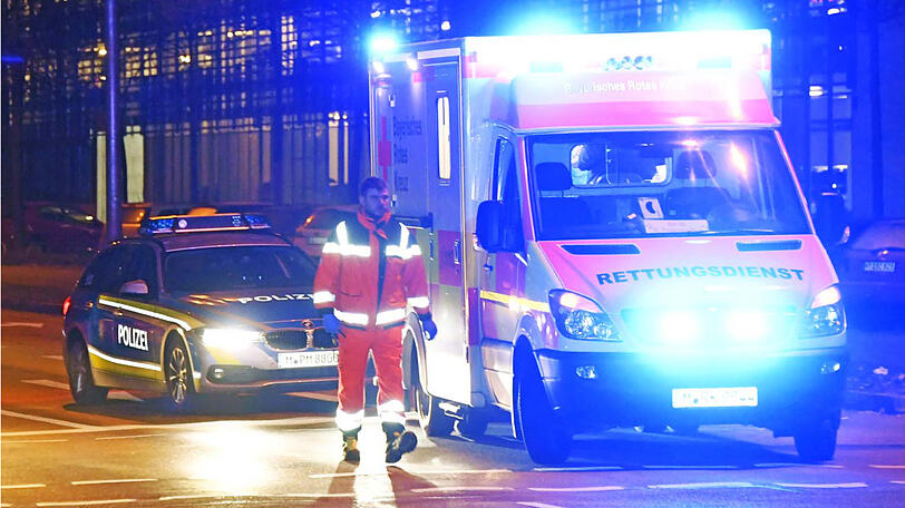 Dieser Crash hätte durchaus schlimmer ausgesehen können - fünf der sechs Unfallbeteiligten wurden nur leicht verletzt, eine Person mittelschwer. Die Bilder vom Unfallort.