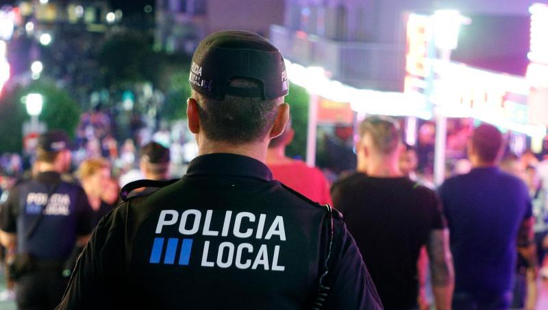 Die lokale Polizei von Calvia patrouilliert in der Nacht auf den Straßen von Magaluf.