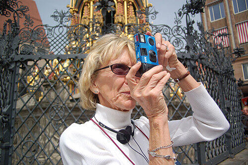 High Noon am Hauptmarkt: Die US-Touristin Kathy Loer fotografiert das Männleinlaufen an der Frauenkirche. Sie ist eine von 132 Passagieren des Dampfers MS River Harmony.