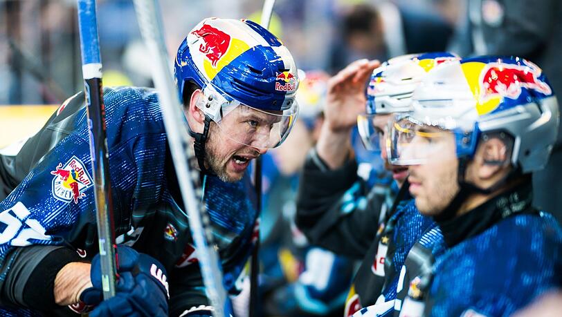 Deutliche Worte auf der Bank: EHC-Kapitän Patrick Hager (l.) ist während der 0:4-Derbyabfuhr gegen Ingolstadt sichtlich verärgert.