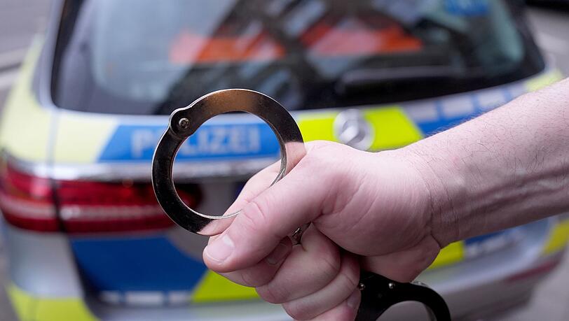 Beamte der Bundespolizei haben im Kreis Heinsberg einen Mann bei Grenzkontrollen festgenommen. (Symbolbild)