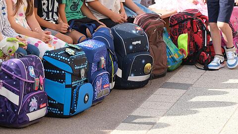 Ranzen packen, Bücher stemmen: Es geht wieder los für Tausende Schüler in Deutschland.