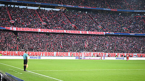 An den vergangenen beiden Spieltagen protestierten die aktiven Fanszenen Deutschlands - hier die Südkurve des FC Bayern - gegen eine Verschärfung der Sicherheitsmaßnahmen. An den vergangenen beiden Spieltagen protestierten die aktiven Fanszenen Deutschlands - hier die Südkurve des FC Bayern - gegen eine Verschärfung der Sicherheitsmaßnahmen.