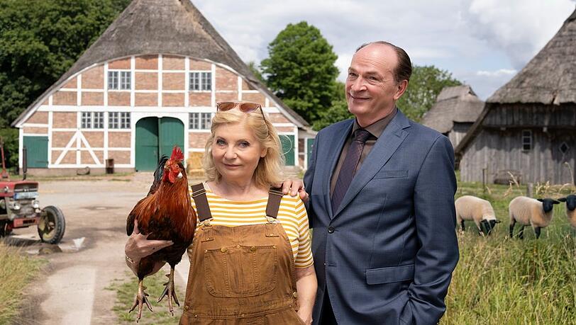 "Die Kanzlei - Weites Land": Anwältin Isabel von Brede (Sabine Postel, l.) und Kanzleipartner Markus Gellert (Herbert Knaup) tauschen den Anzug gegen Blaumann und Gummistiefel. "Die Kanzlei - Weites Land": Anwältin Isabel von Brede (Sabine Postel, l.) und Kanzleipartner Markus Gellert (Herbert Knaup) tauschen den Anzug gegen Blaumann und Gummistiefel.