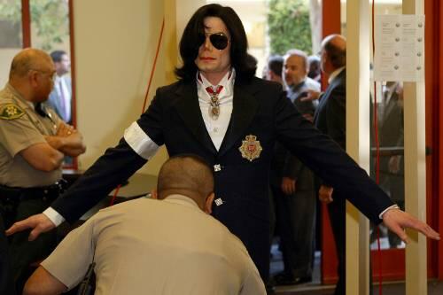Für ihn ist es eine demütigende, zermürbende Prozedur. Beim Eintritt ins Gerichtsgebäude von Santa Barbara muss Michael Jackson sich vom Deputy abtasten lassen.