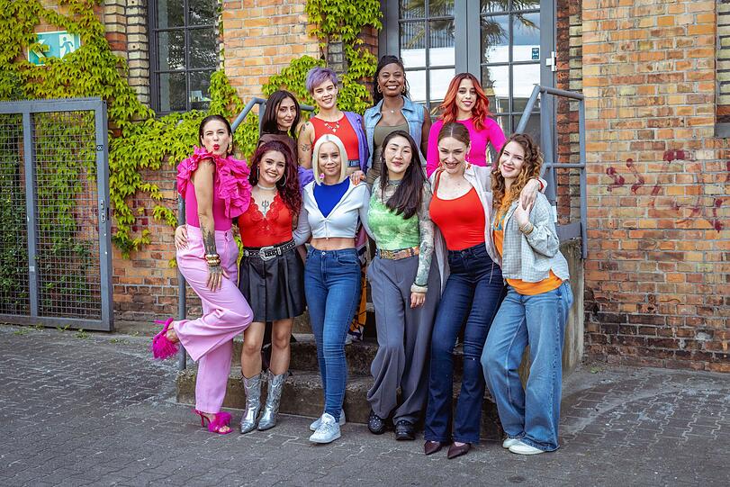 Sind ein bestens eingespieltes Team (hinten von links): Nandia Siada als Sara, Ellinor Vogel als Indira, Charice Firmino als Karla und Nicole Alana als Valentina. Vorne von links: Liza Waschke als Milla, Lidia Santangelo als Chiara, Katrin Hamann als Peggy, Hee Soo Sabrina Sch&uuml;tte als Janni, Amy Scott-Smith als Katy, Miriam Ibarra als Charli.