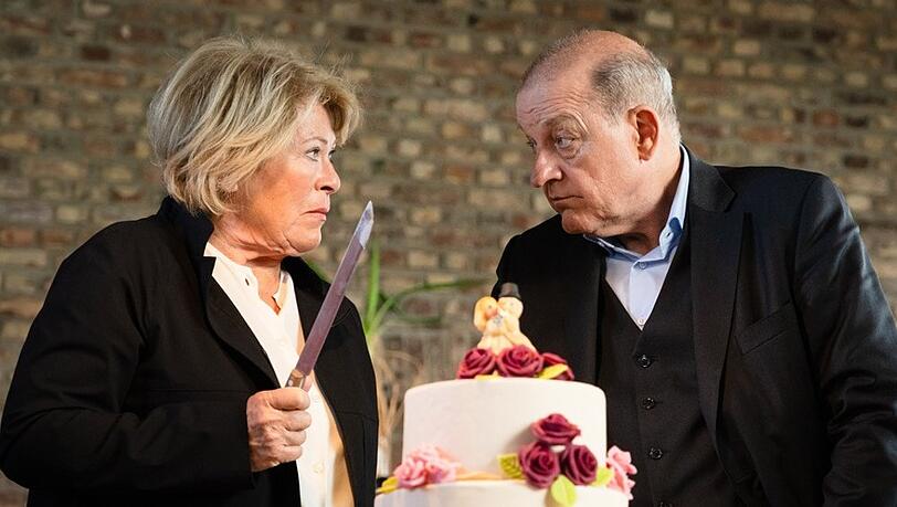 "Wilsberg: Einfach weg": Gemeinsam schneiden Anna Springer (Rita Russek, l.) und Wilsberg (Leonard Lansink) eine Torte an, die eigentlich f&uuml;r eine andere Hochzeit bestimmt war.