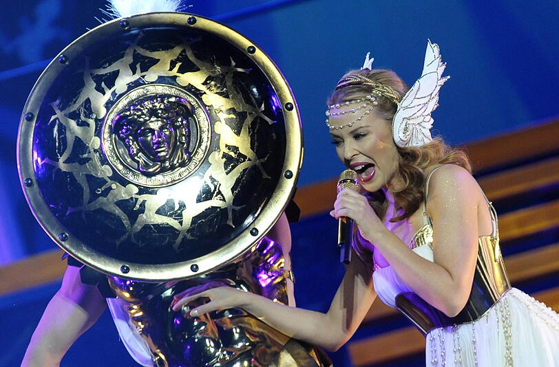 Kylie Minogue: Auf ihrer aktuellen Tour überzeugt die Australierin als Liebesgöttin Aphrodite. Sehen Sie hier die besten Bilder ihrer sexy Show.