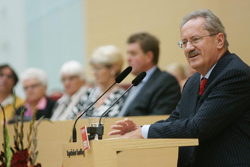 Das Pult der Zukunft? OB Christian Ude bei seiner ersten Rede im bayerischen Landtag..