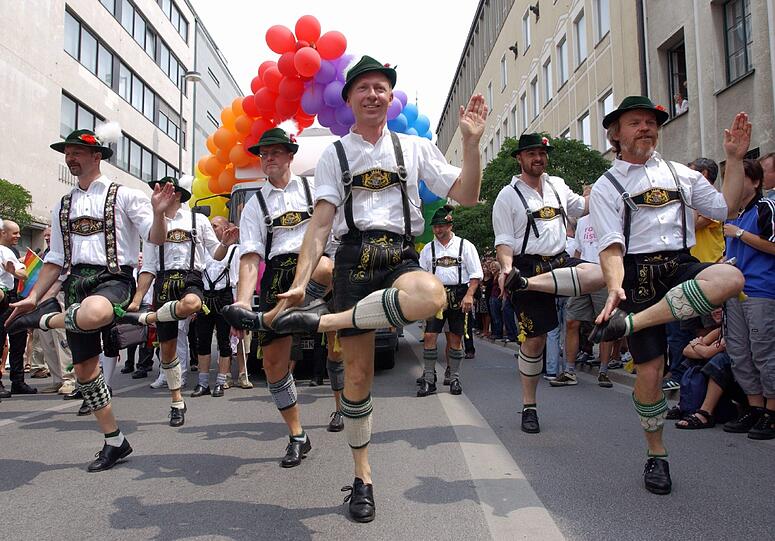 Sie pflegen bayerische Tradition: Die Schwuhplattler, die weltweit einzige schwule Schuhplattlergruppe.