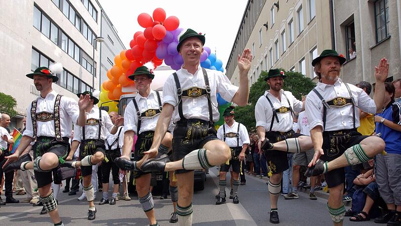 Sie pflegen bayerische Tradition: Die Schwuhplattler, die weltweit einzige schwule Schuhplattlergruppe. Sie pflegen bayerische Tradition: Die Schwuhplattler, die weltweit einzige schwule Schuhplattlergruppe.
