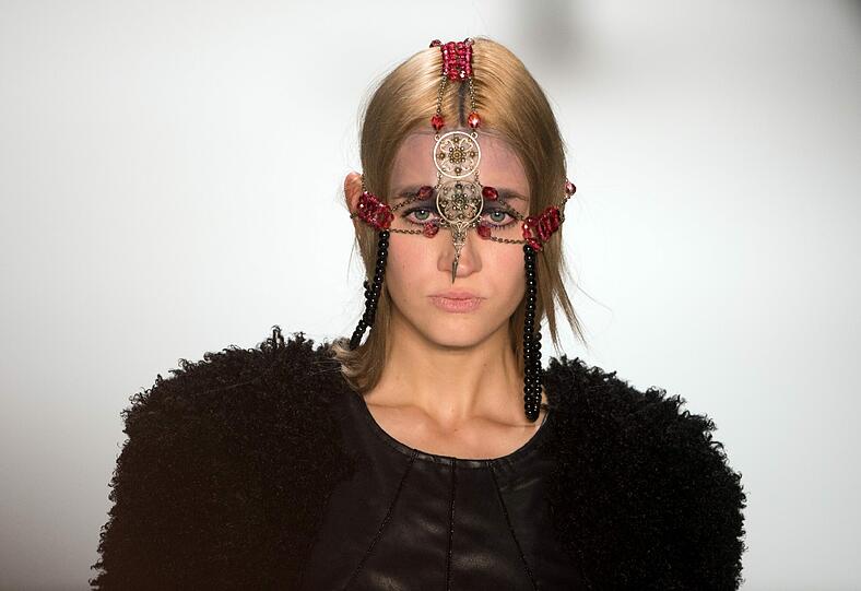 Und sie hat für die Fashion Show in Berlin noch mehr verrückte Masken auf Lager!