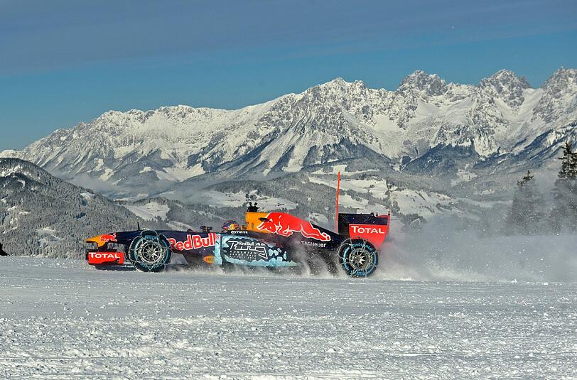 Lautlose Drifts, statt rauchender Gummis: In Kitzbühel fuhr Max Verstappen mit seinem Formel-1-Renner vor malerischer Bergkulisse auf einer Skipiste.
