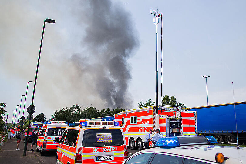 Die schwarzen Rauchschwaden waren kilometerweit zu sehen. Die Bilder vom Großbrand in Düsseldorf.
