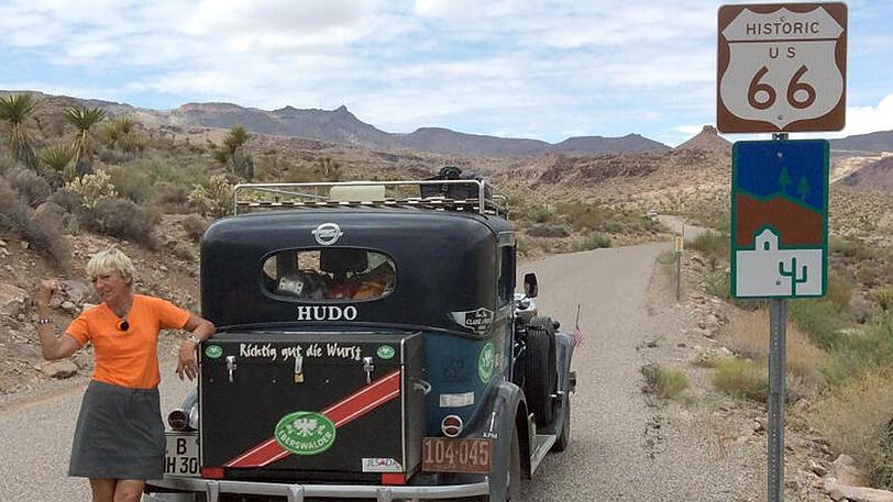 Unterwegs: Heidi Hetzer posiert auf dem legendären Highway 66 im US-Staat Arizona.
