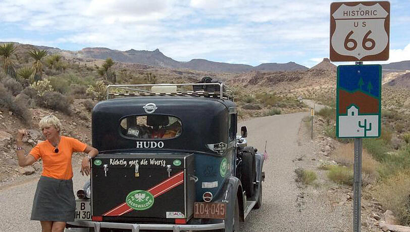 Unterwegs: Heidi Hetzer posiert auf dem legendären Highway 66 im US-Staat Arizona. Unterwegs: Heidi Hetzer posiert auf dem legendären Highway 66 im US-Staat Arizona.