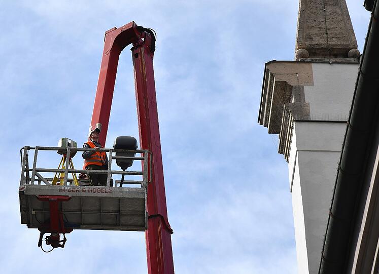 Hoch hinaus mit dem Messgerät geht es für diesen Arbeiter.