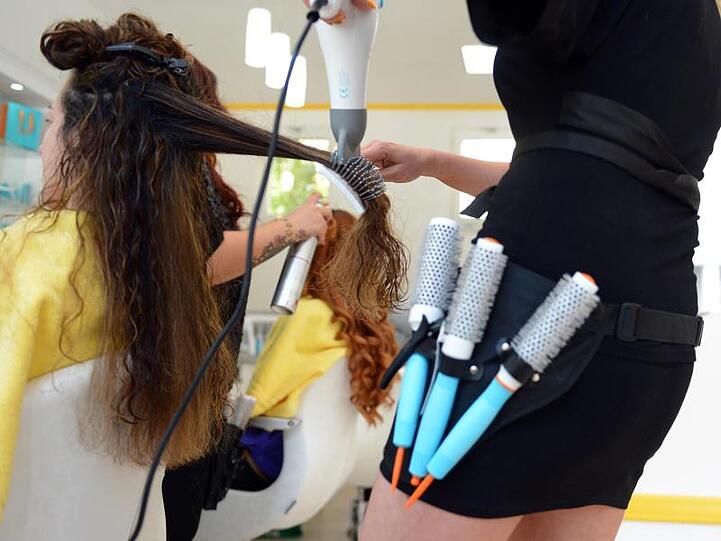 Der nächste Friseurbesuch könnte in weiter Ferne liegen.