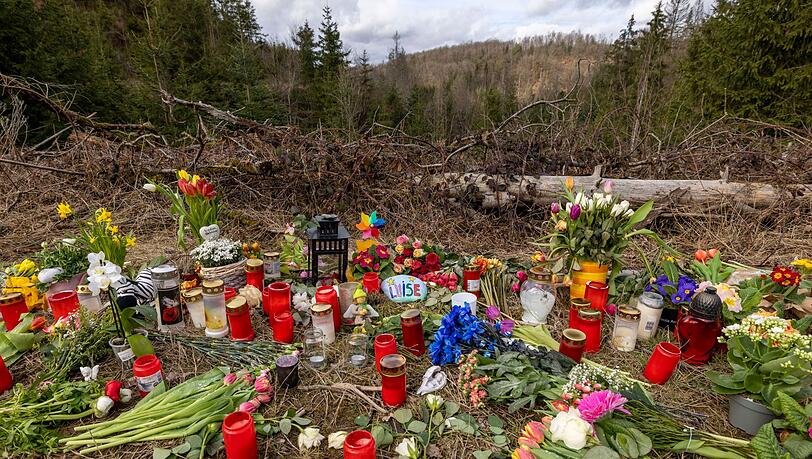 Mit Kerzen, Blumen und einige Kuscheltiere nehmen die Menschen in Freudenberg Abschied von der zwölfjährigen Luise.